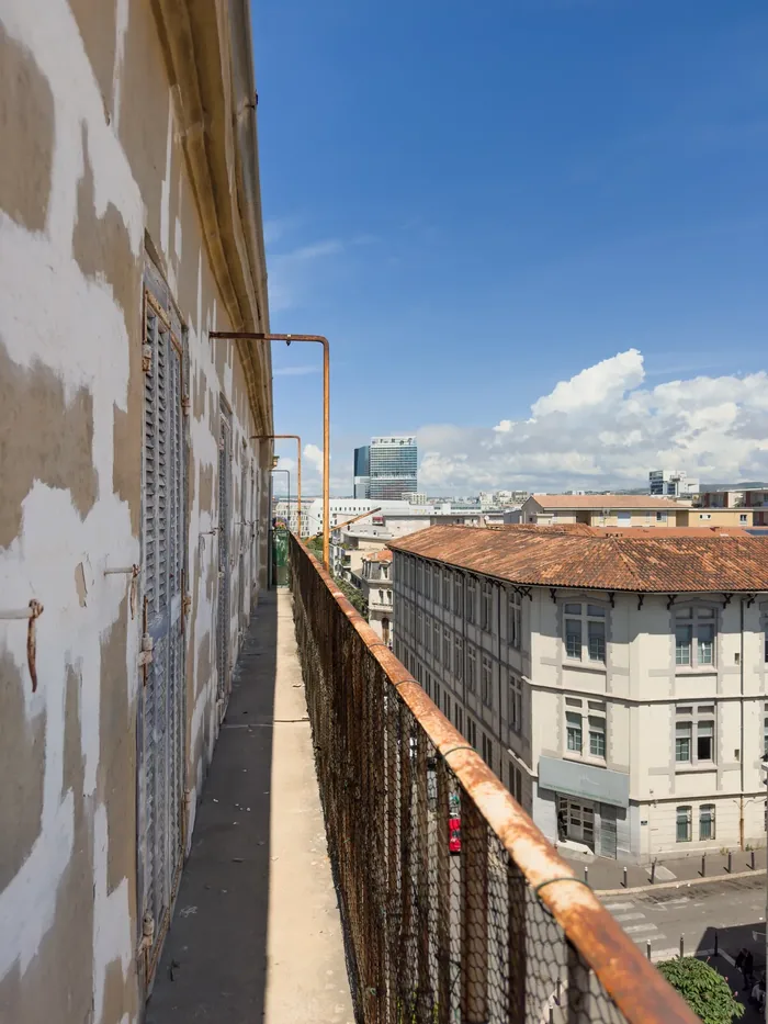 Vue sur le quartier de la Joliette depuis la coursive de l'immeuble Les Armoiries